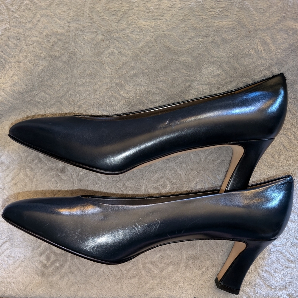 NWOT! MAGIK by AMALFI Wanda Style Navy Blue Leather Pumps